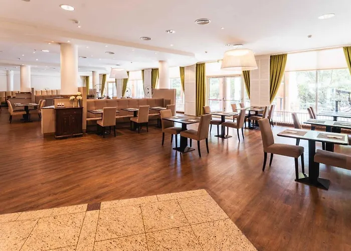 Plaza Premium 4*