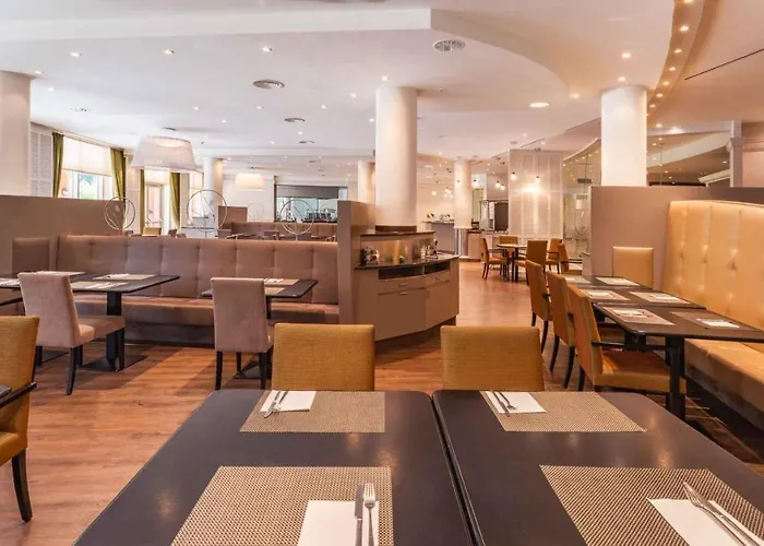 Plaza Premium 4*