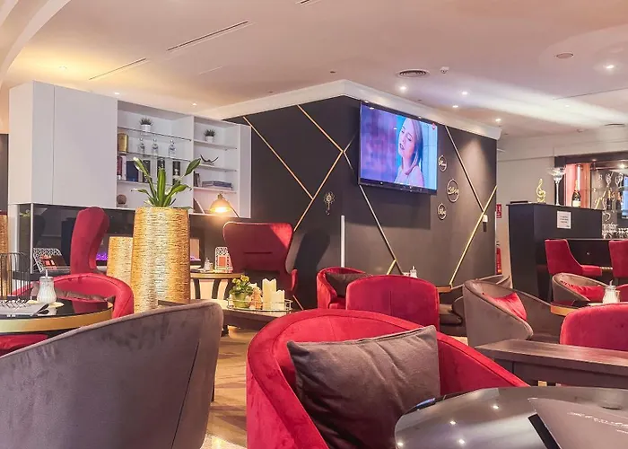 Plaza Premium 4*